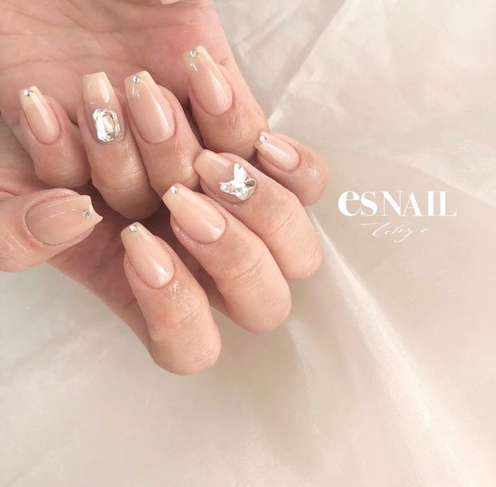 スワロフスキーで存在感を(画像提供:esNAIL)