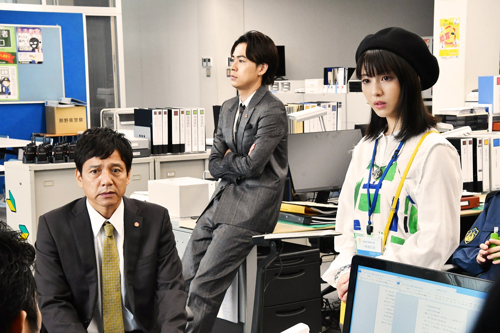 勝村政信、成田凌、浜辺美波「アリバイ崩し承りますスペシャル」（C）テレビ朝日