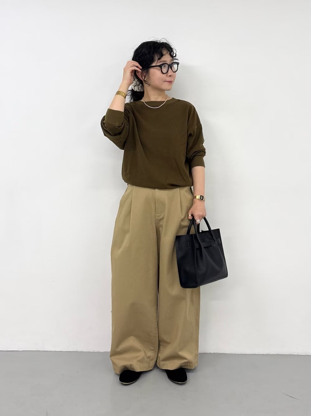 【OKコーデ】顔まわりにアクセサリーなどの小物を使って　出典：WEAR