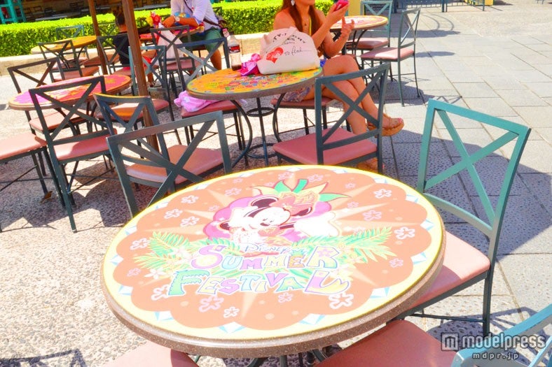 テーブルが開催中のイベント「ミニーのトロピカルスプラッシュ」柄に（TDS)