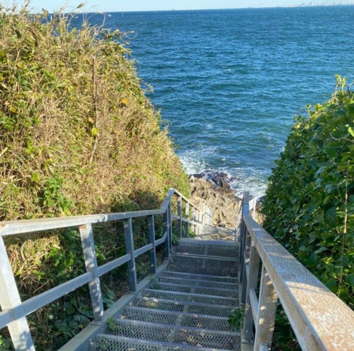 海に向かってまっすぐ降りていくことのできる階段