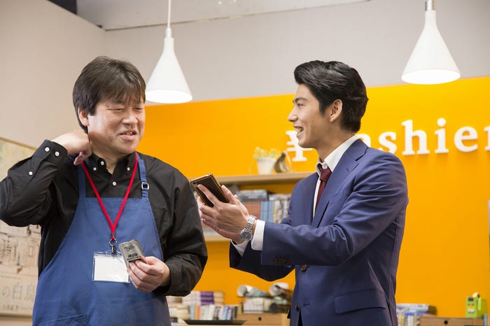 (左から)佐藤二朗、賀来賢人/メイキングより(提供写真)