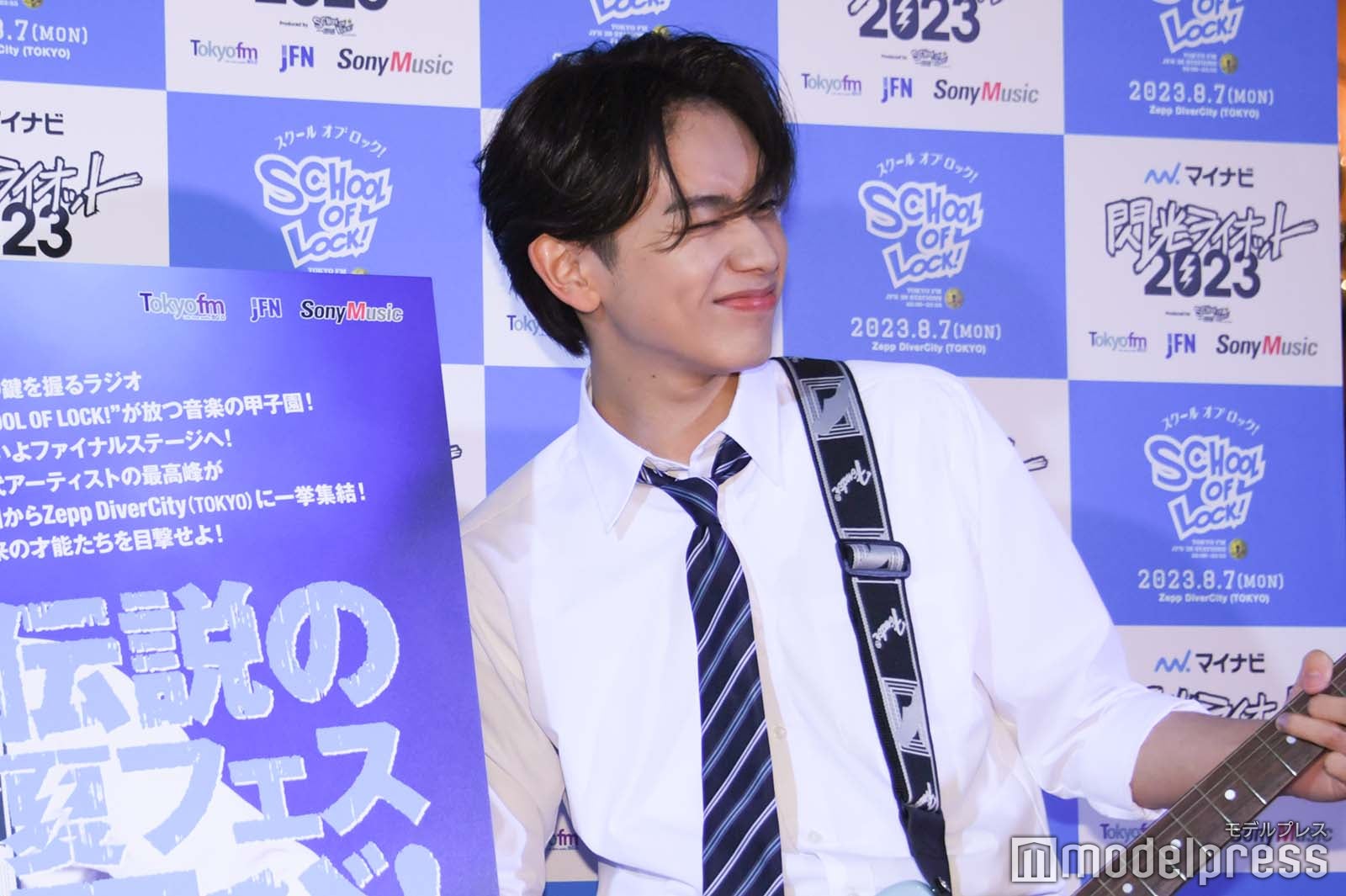 記者のリクエストで“ロックな表情”を見せる宮世琉弥（C）モデルプレス