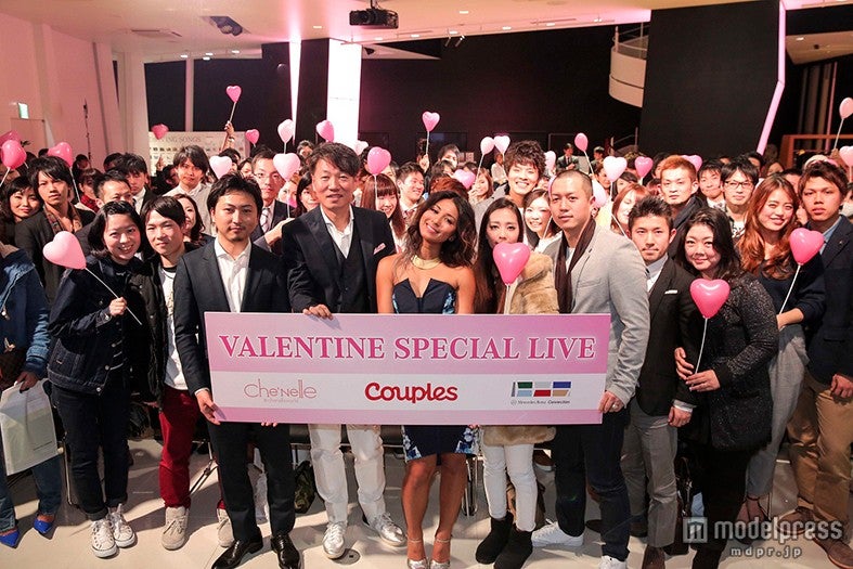 シェネル、カップルに囲まれ熱唱 夫とのラブラブ生活を明かす