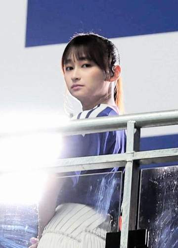 なんじゃこれ？！サッカー通の影山優佳が初の実況席→用意された座席がまさかの“笑点仕様”「隣に昇太師匠いませんでしたか？」「椅子運びの山田さんは？」ツッコミ殺到