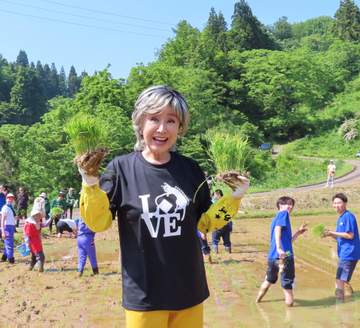 小林幸子が山古志で田植え作業 「今は“若い者には巻かれろ”という言葉が好き」と中高生が考えるおにぎり開発の新企画に期待