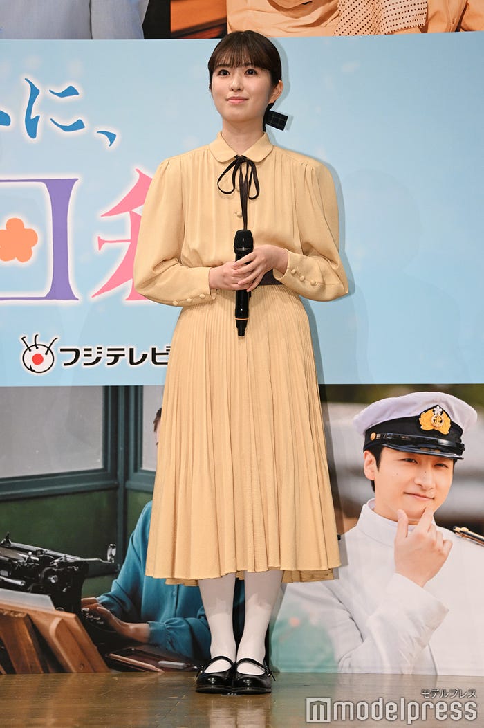 レトロワンピースを着こなす小川彩(C)モデルプレス