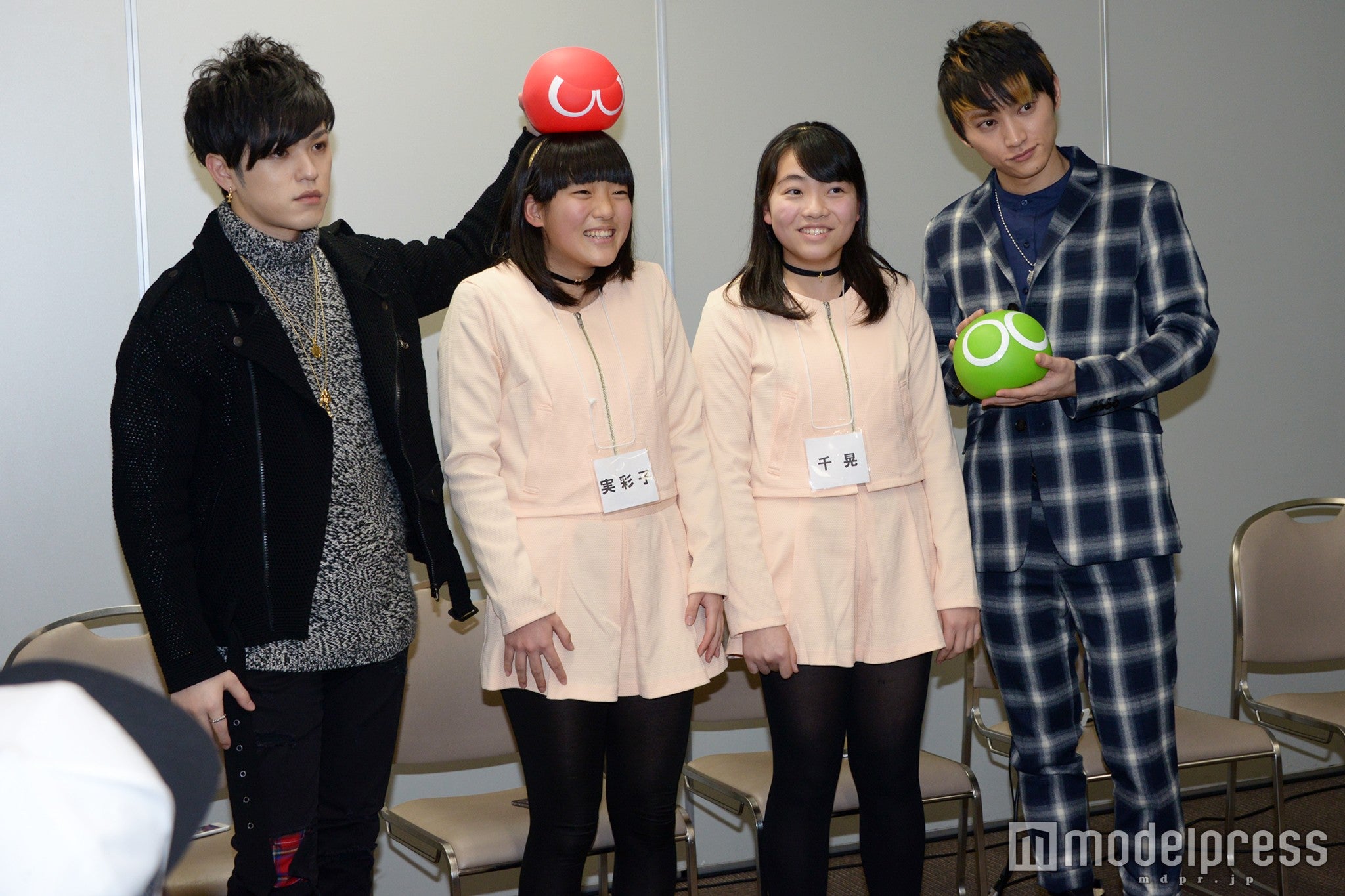 優勝したファンとチェキで記念撮影（C）モデルプレス