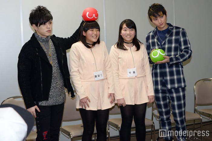 優勝したファンとチェキで記念撮影(C)モデルプレス