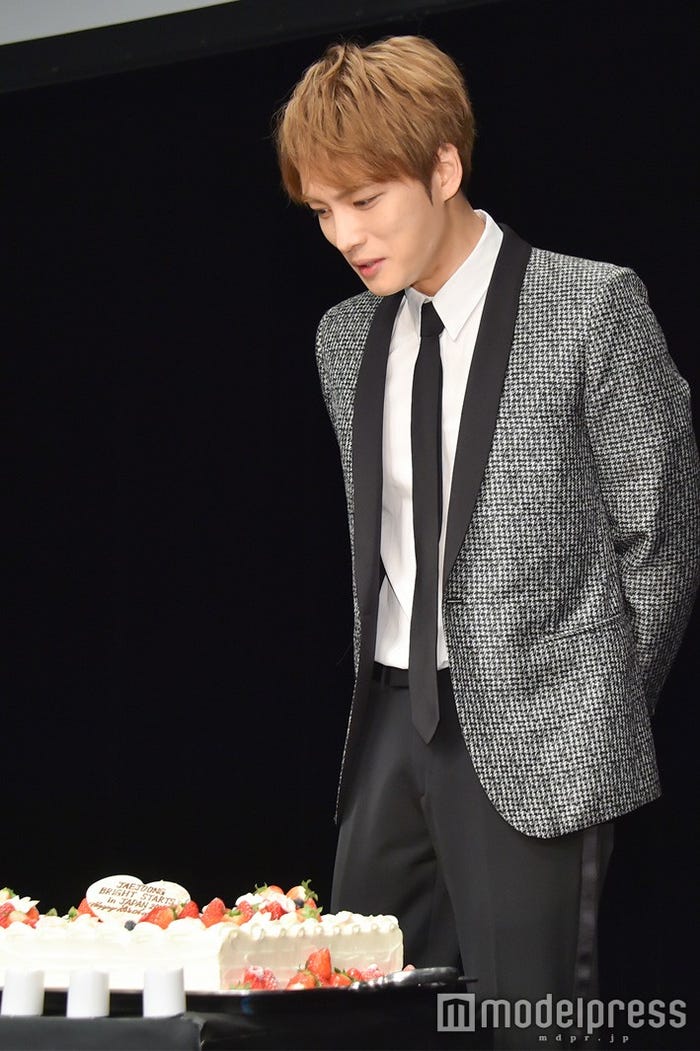 ジェジュンの目の前にケーキが運ばれ(C)モデルプレス