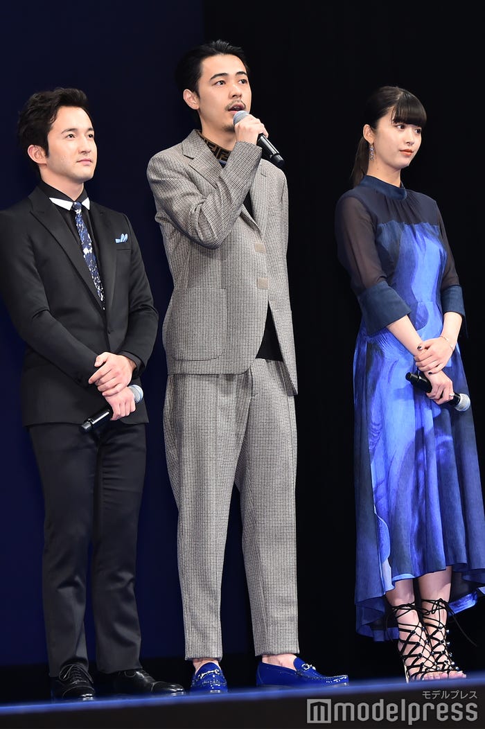 (左から)浅利陽介、足元が“ブルー”の成田凌、馬場ふみか(C)モデルプレス