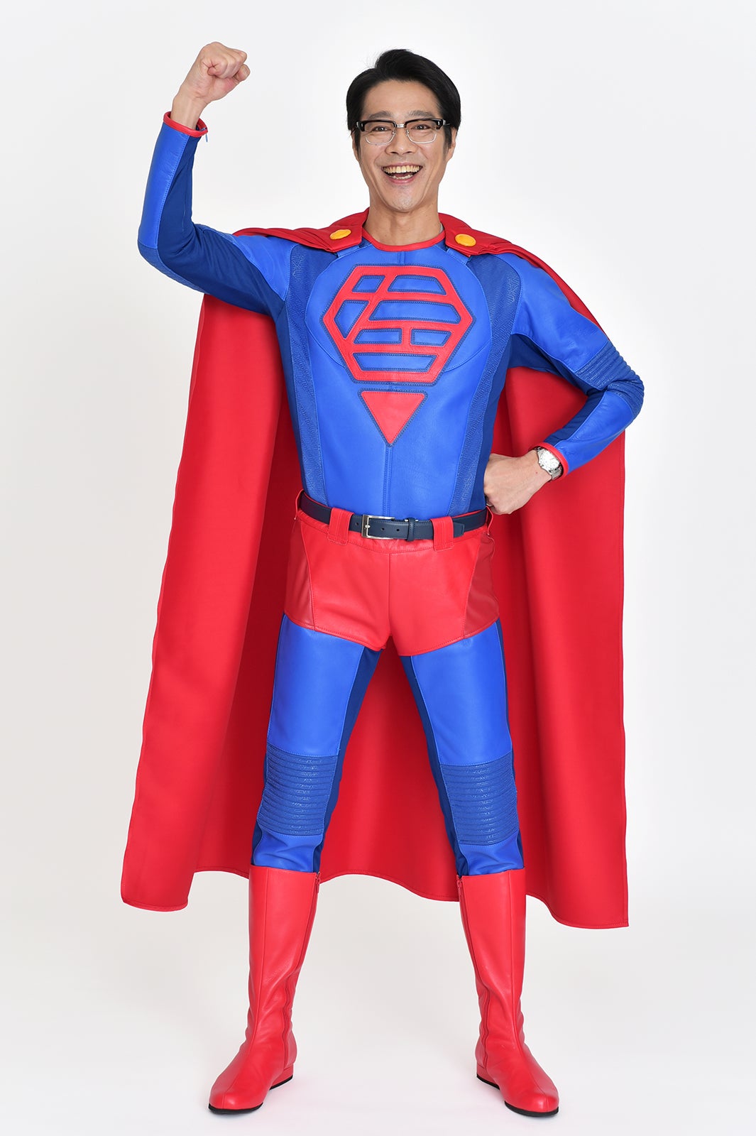 スーパースーツを着た堤真一（C）日本テレビ