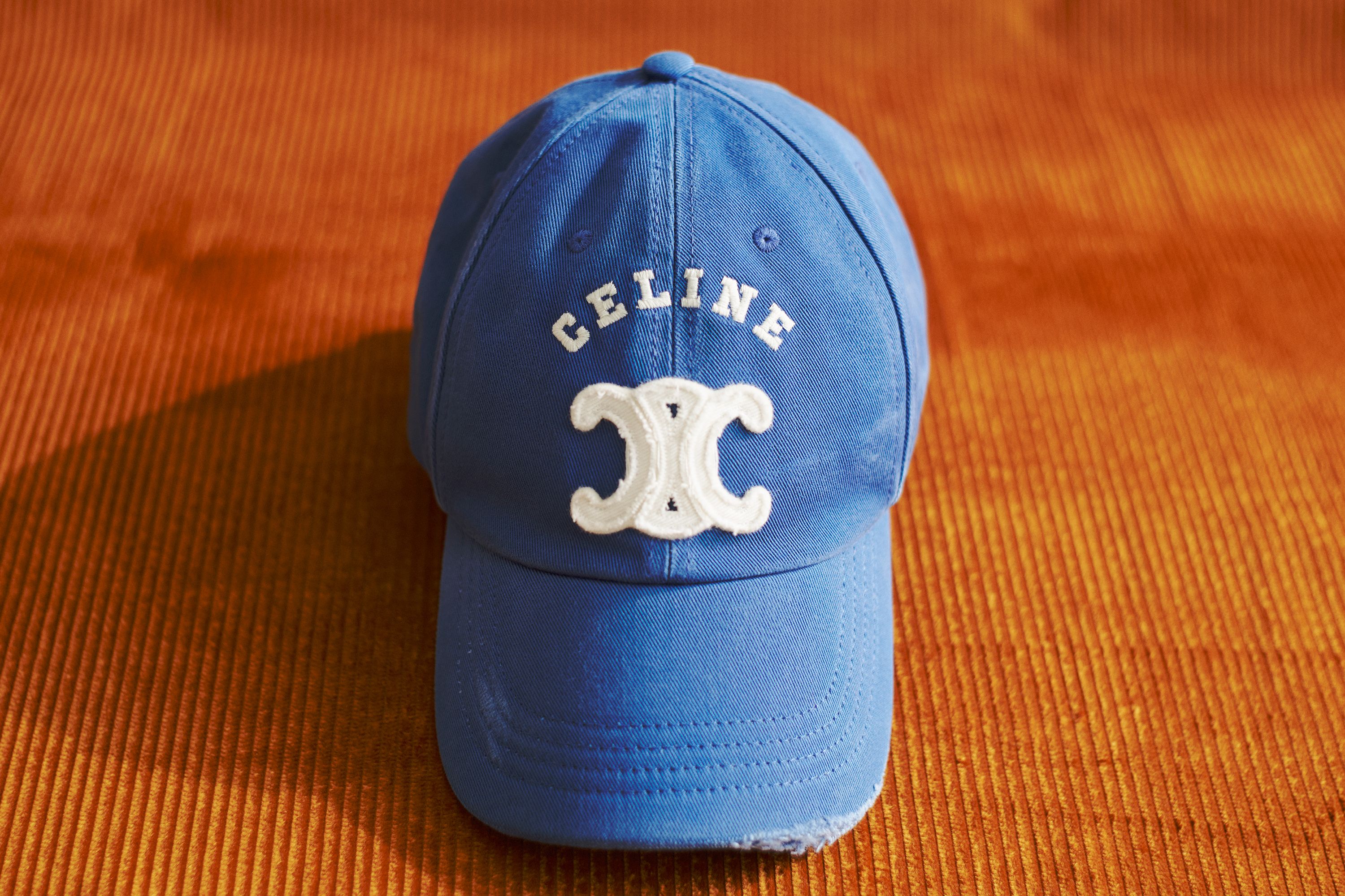 トリオンフと上品さのバランスが絶妙なセリーヌ──2025年の秋冬スタイルを小物でアップデートする