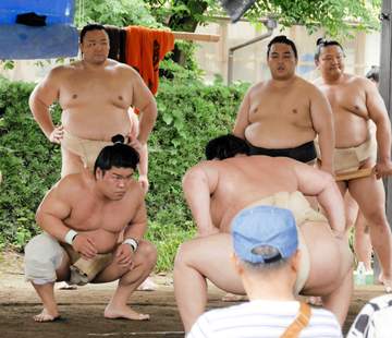 朝紅龍が公務執行妨害級のボケで笑い誘う、朝乃山と交通安全イベント ともに休場明け名古屋場所出場を明言【大相撲】