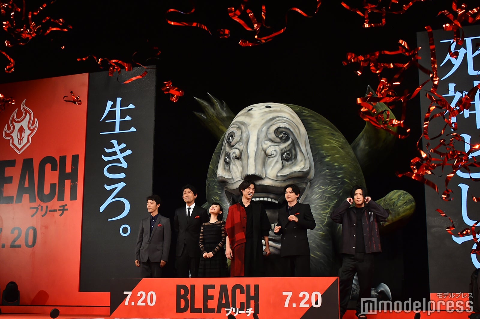 キャノン砲の爆音にビックリする吉沢亮、あらかじめ耳をふさぎ備える早乙女太一（C）モデルプレス