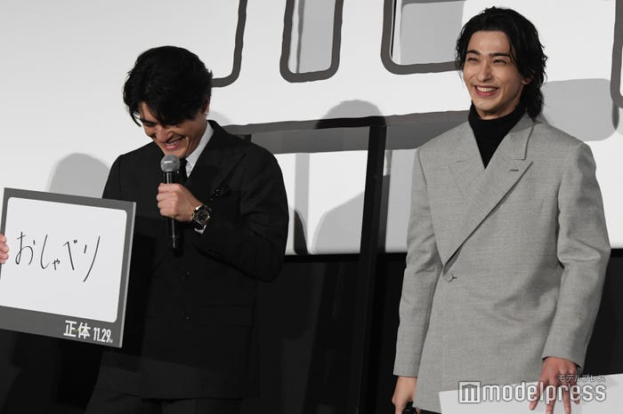 横浜流星(右)と目が合って喜ぶ森本慎太郎(左)(C)モデルプレス