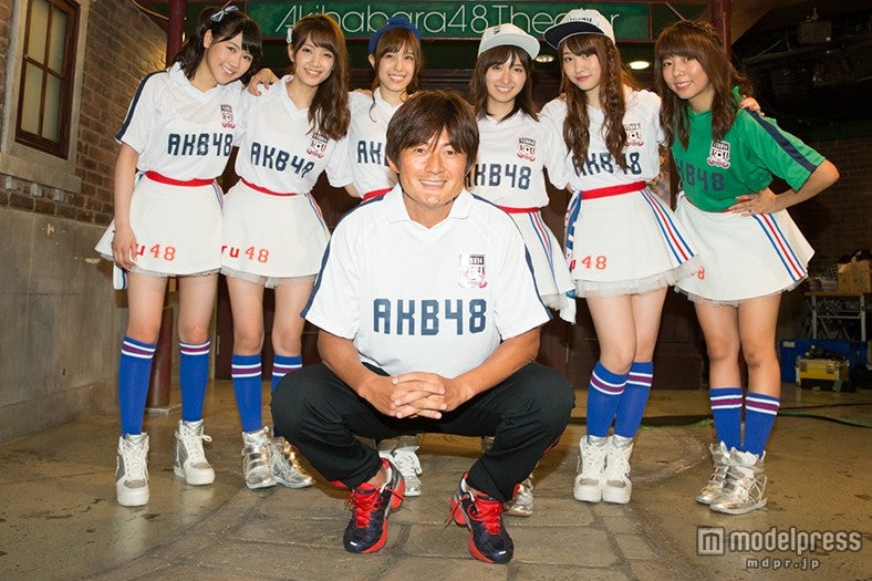岩本輝雄氏、AKB48（C）AKS