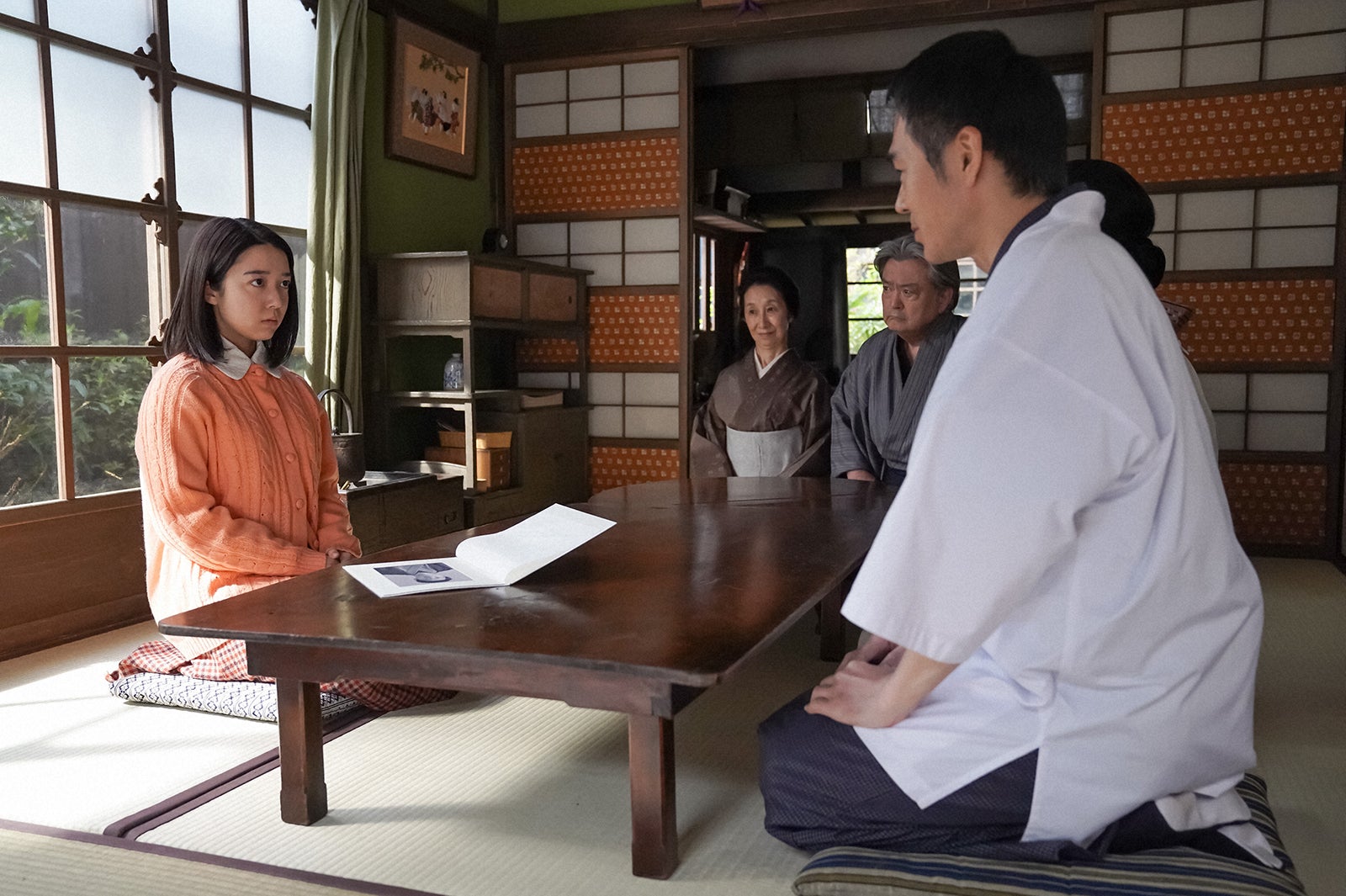 上白石萌音、鷲尾真知子、大和田伸也、甲本雅裕 （C）NHK