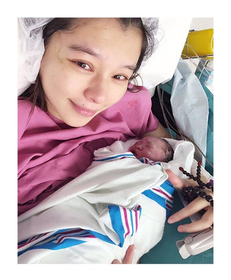 第1子を抱き涙ぐむビビアン・スー/オフィシャルブログ(LINE)より