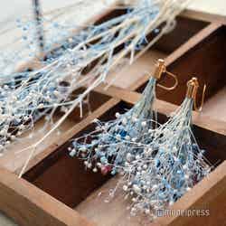 珍しいドライフラワーのピアスも手作りできる(C)モデルプレス