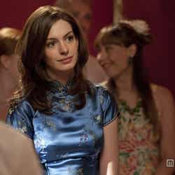 2000年7月15日のエマ(アン・ハサウェイ)/映画「ワン・デイ23年のラブストーリー」/(C)2011 Focus Features LLC. All Rights Reserved.