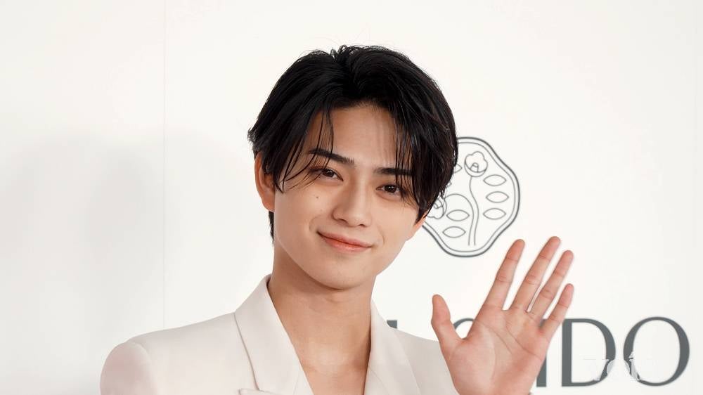 岩瀬洋志、まぶしい！白のセットアップ ボディ作りで毎朝「コールドシャワー」