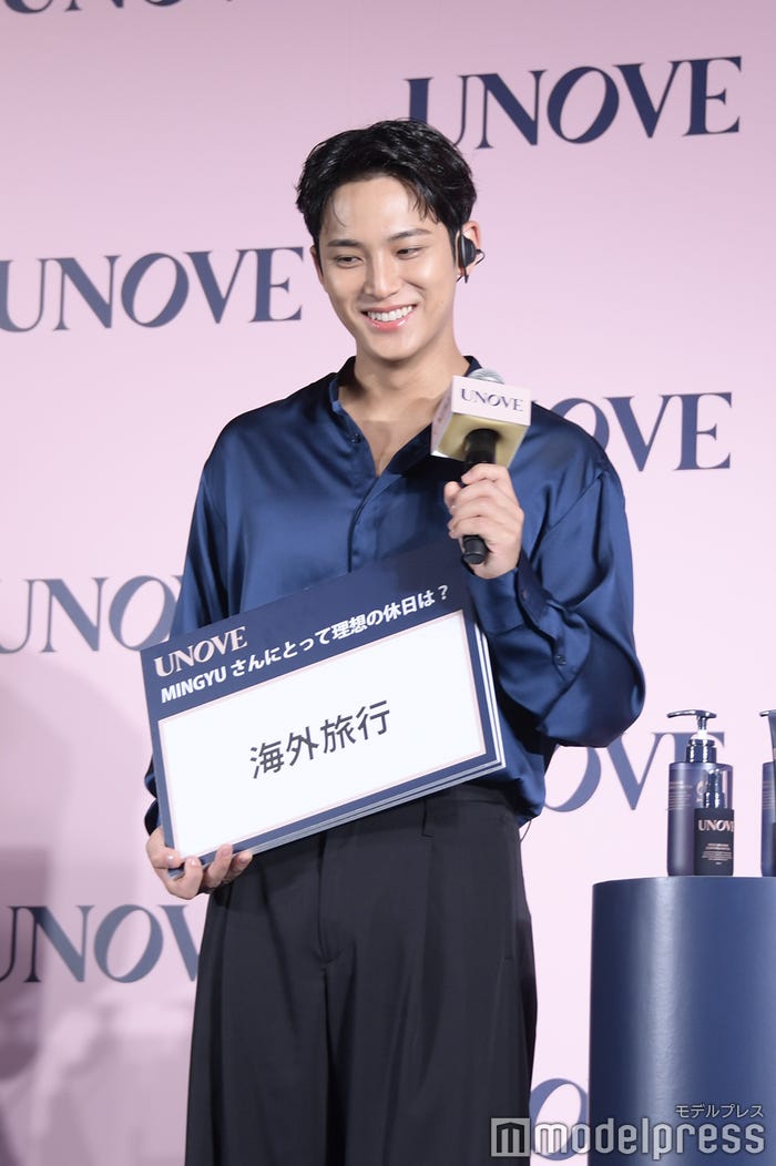 「アジュナイスな回答ありがとうございます」のコメントに笑みをこぼすミンギュ(C)モデルプレス