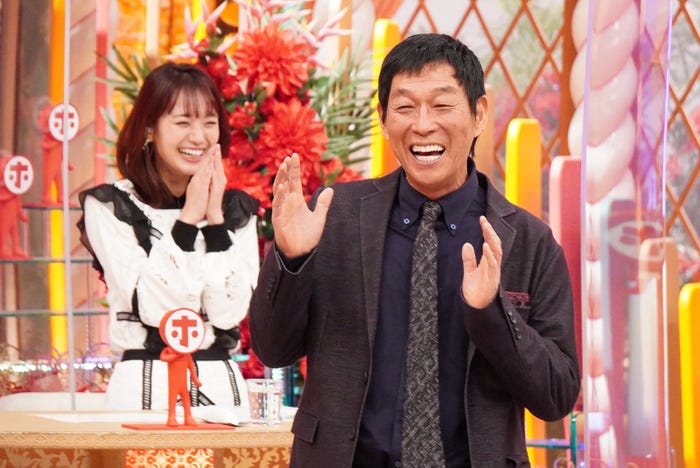 井上清華、明石家さんま(C)フジテレビ
