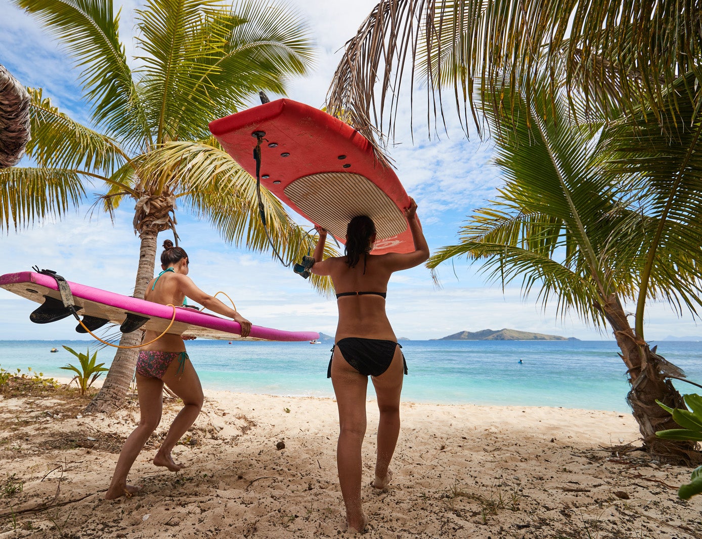 サーフィンなどマリンスポーツはフィジーの醍醐味！／写真提供：フィジーエアウェイズ