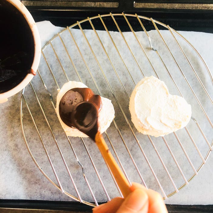 手順3:溶かしておいたチョコレートを上からかける/画像提供:柏原歩