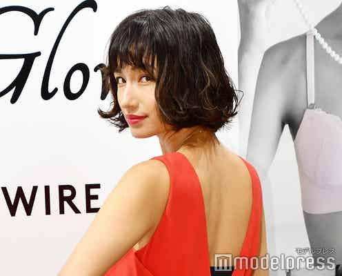 佐田真由美、背中ざっくり“ブラ見せ”ドレスで登場