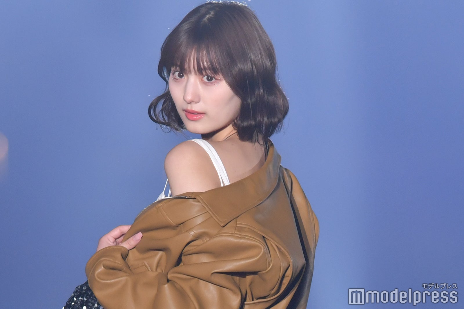 鶴嶋乃愛、ジャケットから肩チラリ 可愛すぎる仕草にキュン＜TGC 北九州 2023＞