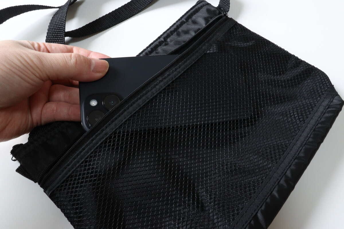 ダイソー ポケット付ショルダーバッグ(内側アルミシート付、ブラック) ダイソーのポケット付ショルダーバッグ(内側アルミシート付、ブラック)にスマホを入れる