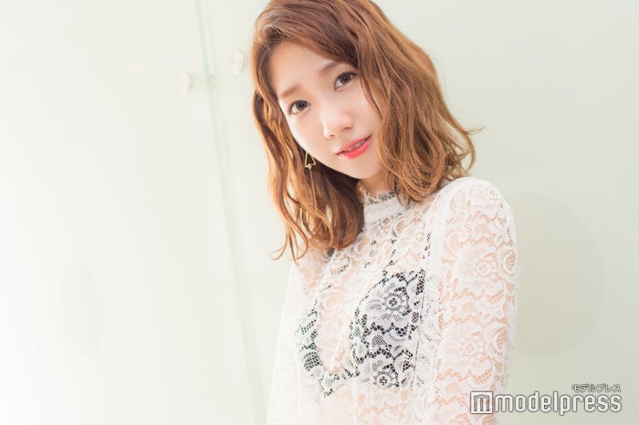 柏木由紀 大胆ランジェリー姿が話題に 進化した 美バストの作り方 最新美容事情を語る モデルプレスインタビュー モデルプレス 柏木由紀 大胆ランジェリー姿が話題に 進化した 美バストの作り方 最新美容事情を語る モデルプレスインタビュー モデルプレス