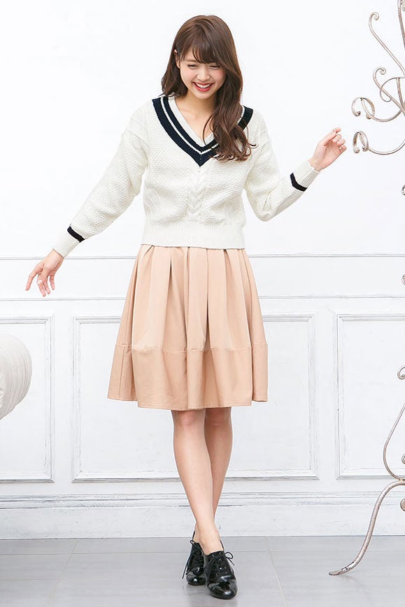 ダブルライン入りVネックケーブルニットトップス「神戸レタス」2790円（税込）／画像提供：神戸レタス