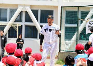 阪神・秋山拓巳BA「どう楽しんでもらえるかを考えながら」 石川県の小学校でベースボール型授業を実施