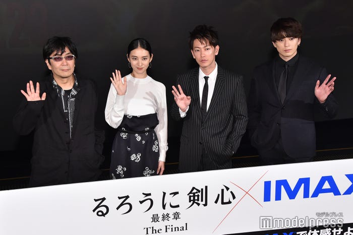 左から:大友啓史監督、武井咲、佐藤健、新田真剣佑 (C)モデルプレス