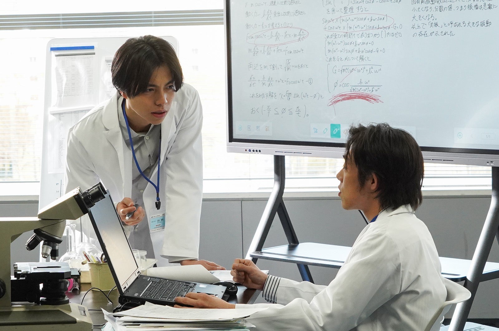 （左）重岡大毅／「それってパクリじゃないですか？」第4話より（C）日本テレビ