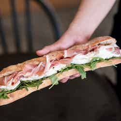 パリ発モッツァレラサンド「Mmmozza」日本初上陸 濃厚クリーミーな美味しさが溢れ出す!/画像提供:ベイクルーズ