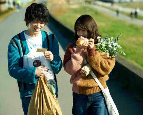 菅田将暉&有村架純、ベッドで抱き合う“今世紀最強のラブストーリー”<花束みたいな恋をした>