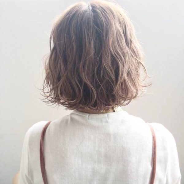 夏はパーマで大人おしゃれが叶う 暑い日のヘアセットが楽チンになる髪型って モデルプレス 夏はパーマで大人おしゃれが叶う 暑い日のヘアセットが楽チンになる髪型って モデルプレス