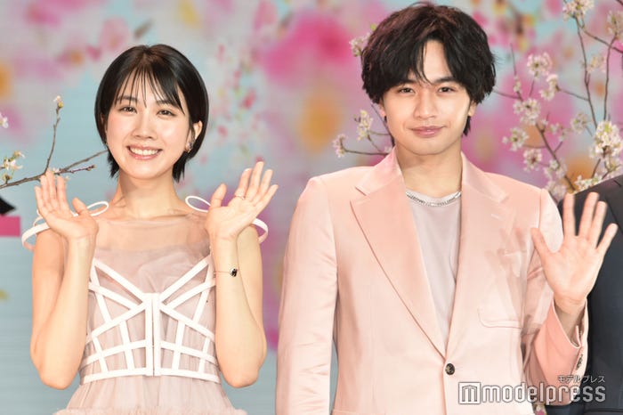 “桜カラー”のドレス姿が美しい松本穂香、現在は香水を「everyday」つけている中島健人 (C)モデルプレス