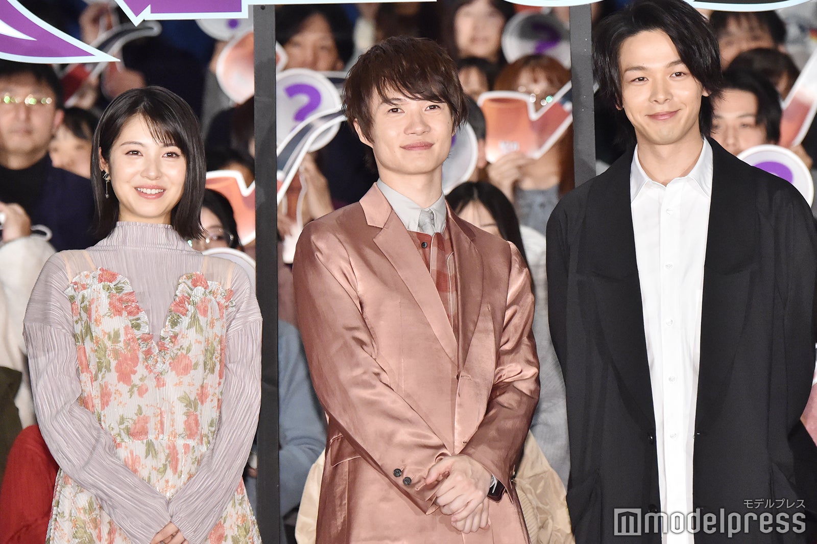 （左から）浜辺美波、神木隆之介、中村倫也（C）モデルプレス