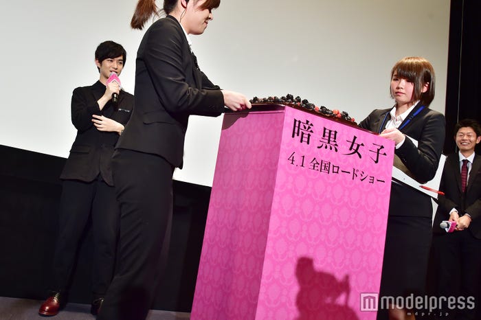 サプライズでバースデーケーキが登場(C)モデルプレス