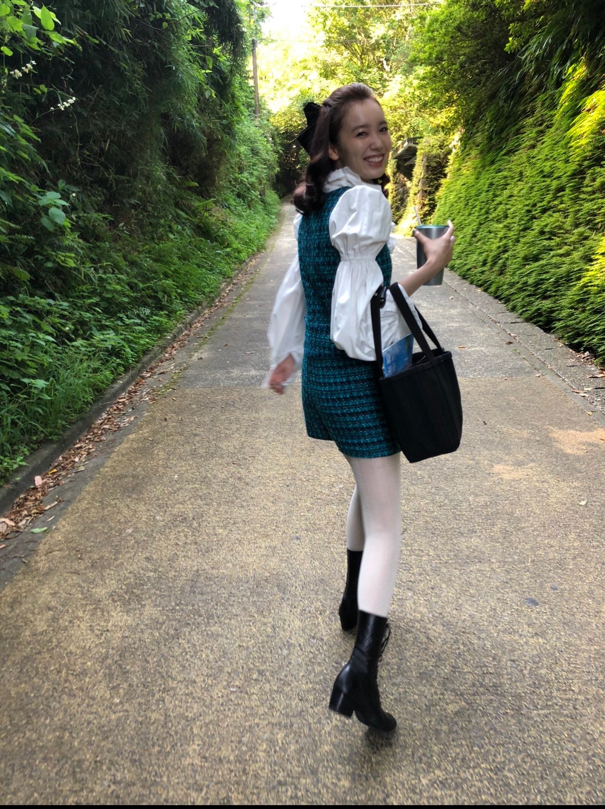 飯豊まりえ「岸辺露伴は動かない」“泉京香”ビジュアル再び「圧倒的美脚」「新作が待ちきれない」の声