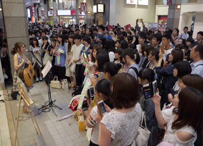 chayの路上ライブの様子(提供写真)