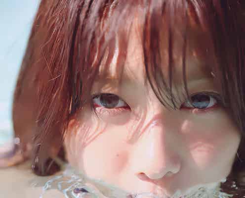 欅坂46渡邉理佐、未公開水着カット解禁 美背中も大胆披露で“色っぽクール”に<1st写真集「無口」>