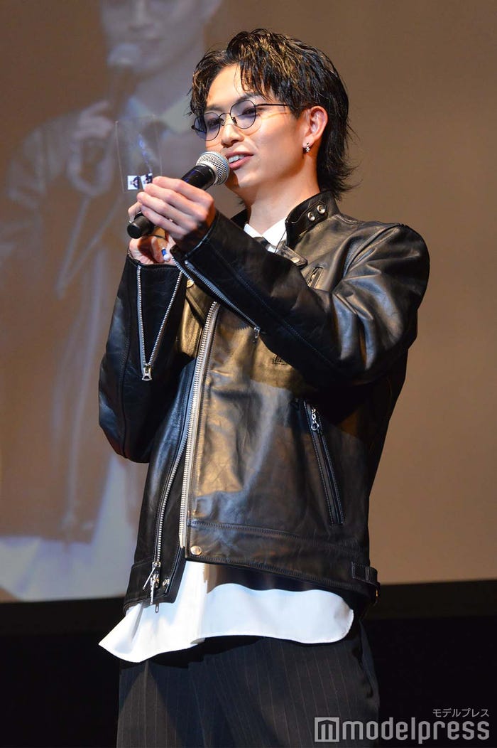 樋口幸平の500円で撮影したプリクラを紹介する綱啓永(C)モデルプレス