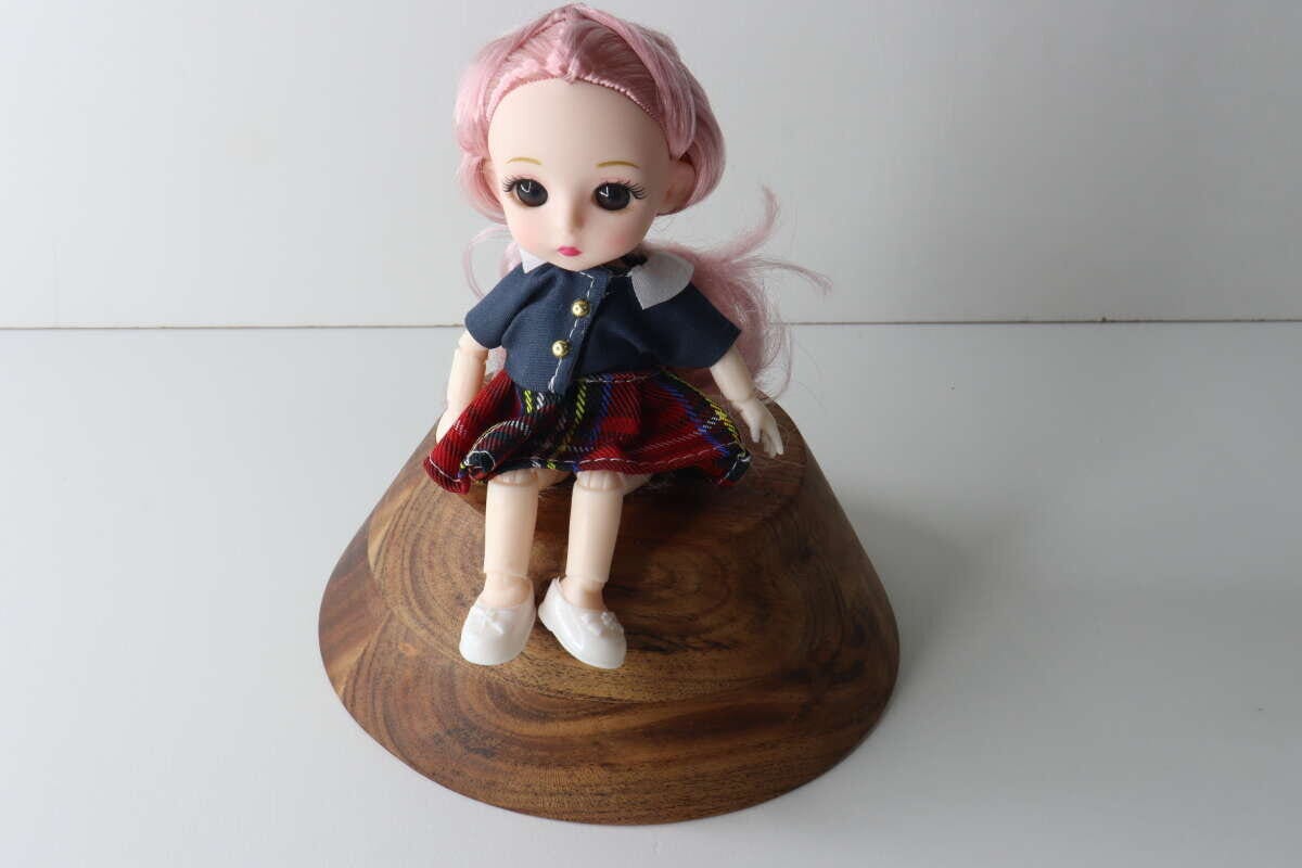 木製の器に座ってポーズをとっているルルちゃんの全身