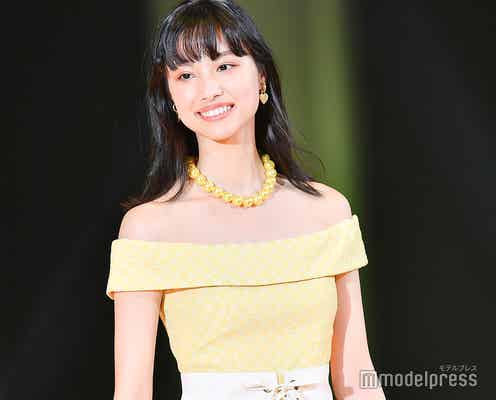 注目の美女・岡田めぐみ、デコルテあらわなレディスタイルで堂々ランウェイ<札幌コレクション2019>